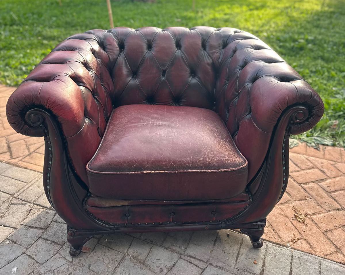 poltrona-chesterfield-in-pelle-bordeaux-capitonné-vintage